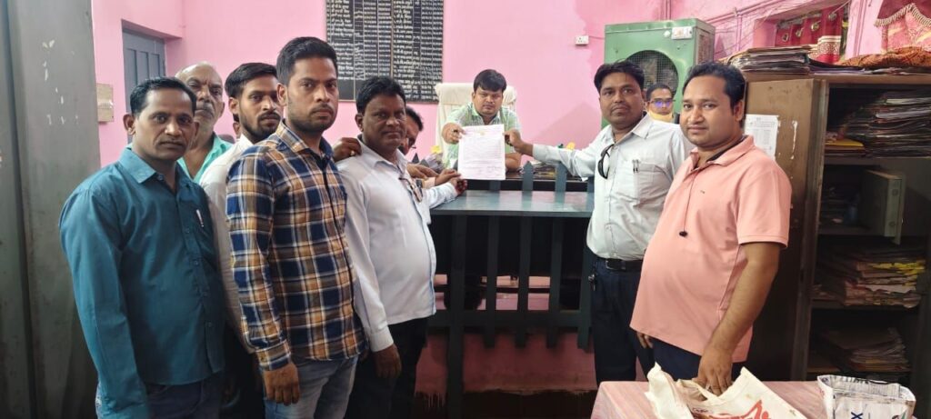 प्रदेश दस्तावेज लेखक एवं स्टांप वेंडर संघ के आह्वान पर दस्तावेज लेखक एवं स्टांप वेंडर संघ कसडोल अनिश्चित कालिक हड़ताल पर.. 2 img 20241024 wa0011761828399306917304