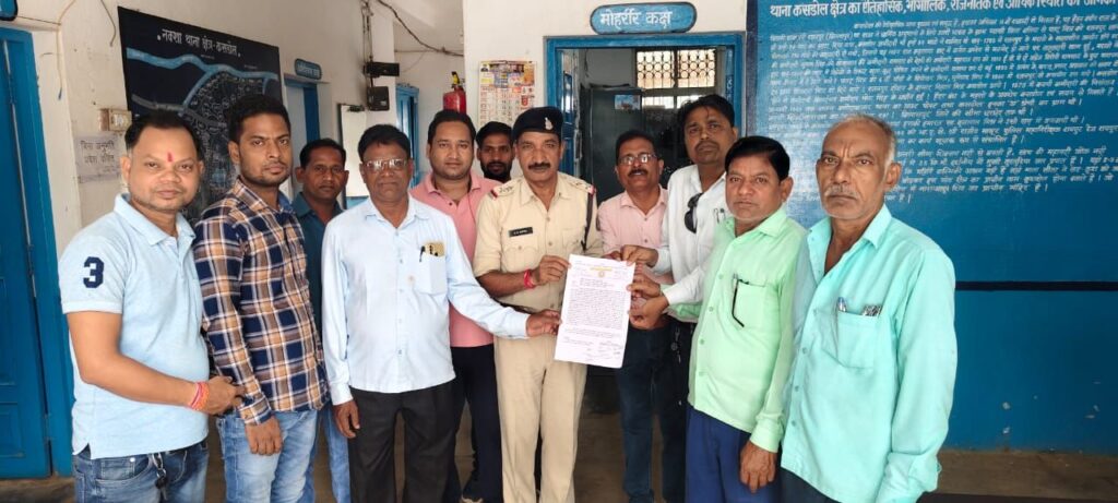 प्रदेश दस्तावेज लेखक एवं स्टांप वेंडर संघ के आह्वान पर दस्तावेज लेखक एवं स्टांप वेंडर संघ कसडोल अनिश्चित कालिक हड़ताल पर.. 3 img 20241024 wa00122037397017495838823
