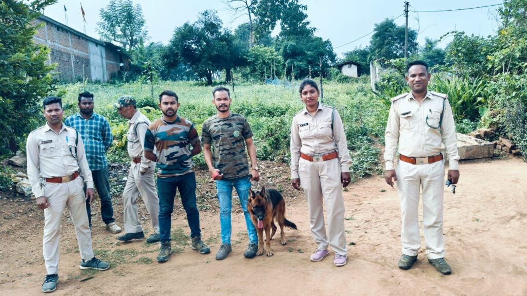 डॉग स्क्वाड टीम ने वन्य प्राणी सुरक्षा हेतु ग्रामीणों को किया जागरूक। 1 img 20241025 wa0043896517761325709980