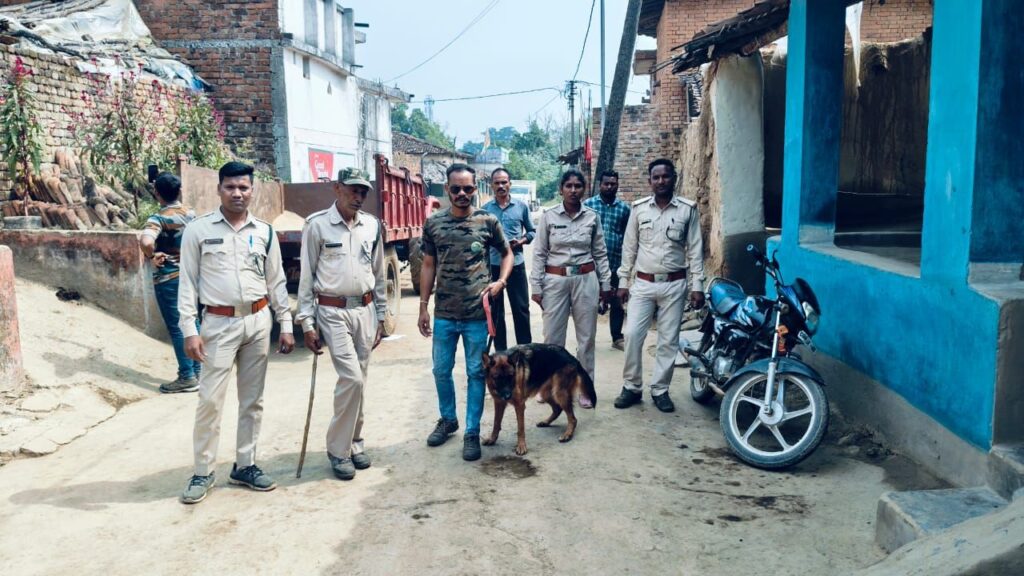 डॉग स्क्वाड टीम ने वन्य प्राणी सुरक्षा हेतु ग्रामीणों को किया जागरूक। 2 img 20241025 wa00442515152853560248975