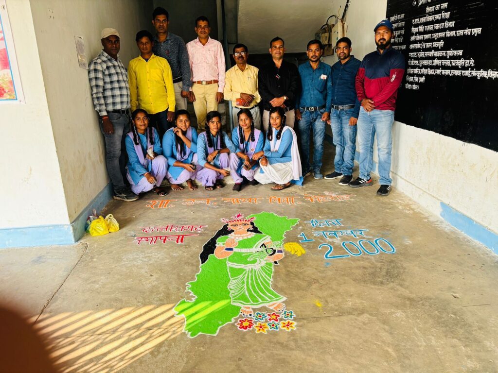 छत्तीसगढ़ राज्य स्थापना दिवस पर लोगों ने अपने स्कुल के आंगन में रंगोली बनाई और दीप प्रज्ज्वलित किया। 1 img 20241106 wa0196865267036676205223