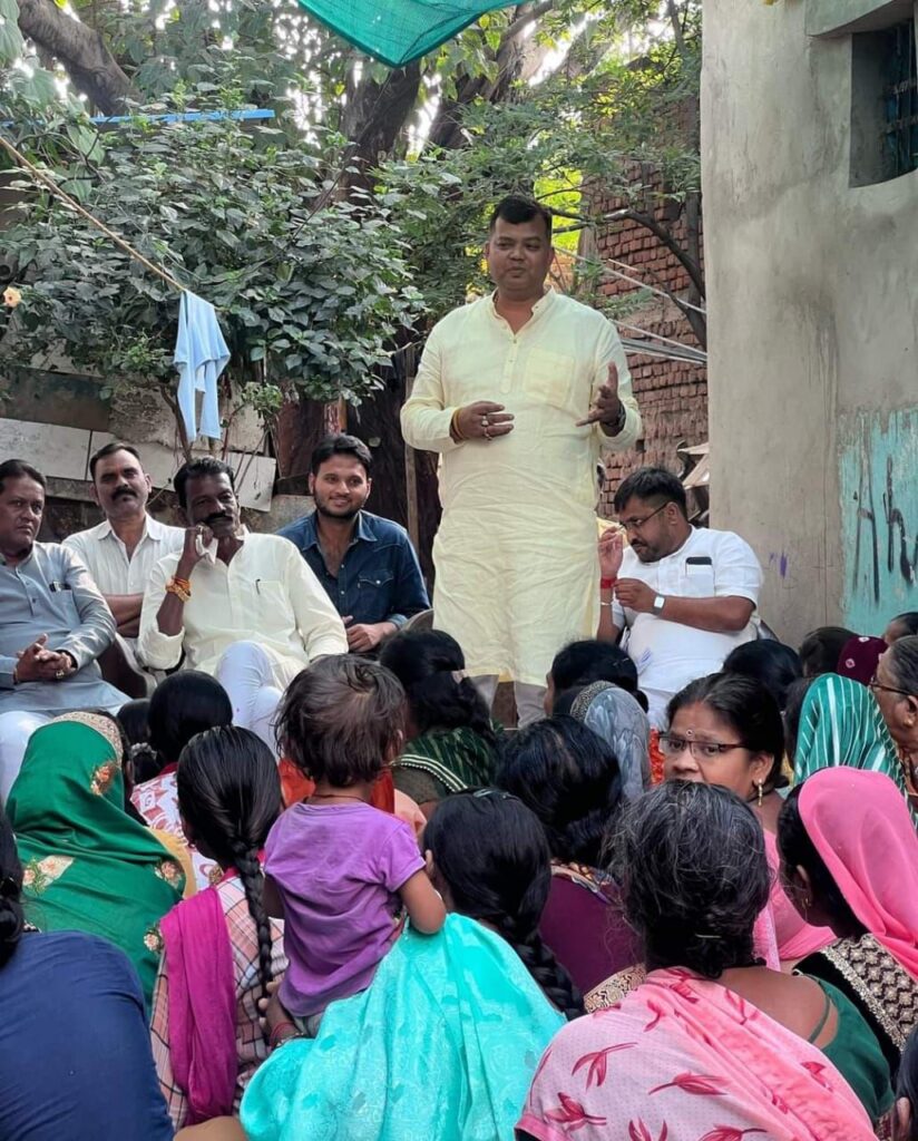 रायपुर दक्षिण उप चुनाव में विधायक संदीप साहू का धुआंधार जनसंपर्क प्रत्याशी आकाश शर्मा के पक्ष में मांग रहे हैं वोट 2 img 20241109 wa03068237781230511002131