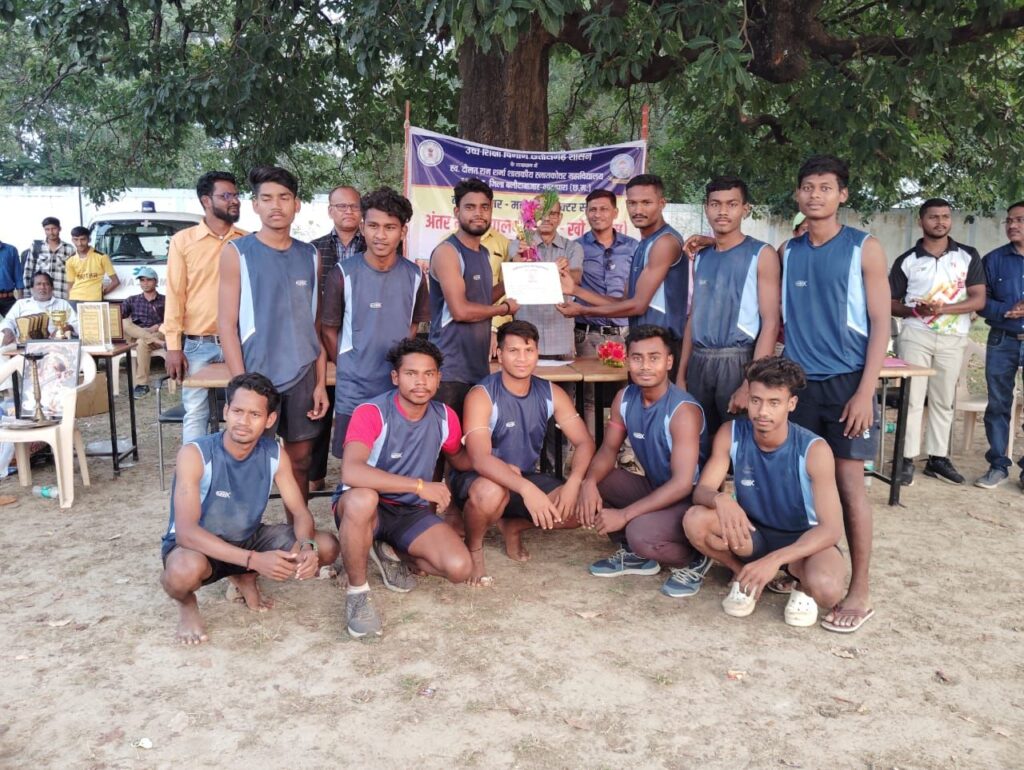 स्व.दौलत राम शर्मा शासकीय महाविद्यालय कसडोल टीम को प्रथम पुरस्कार प्राप्त किया। 3 img 20241109 wa03454409724542560713462