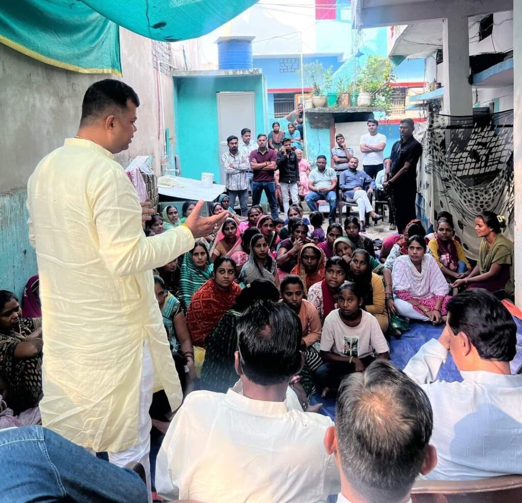 रायपुर दक्षिण उप चुनाव में विधायक संदीप साहू का धुआंधार जनसंपर्क प्रत्याशी आकाश शर्मा के पक्ष में मांग रहे हैं वोट 1 img 20241109 wa03748347534228466012855
