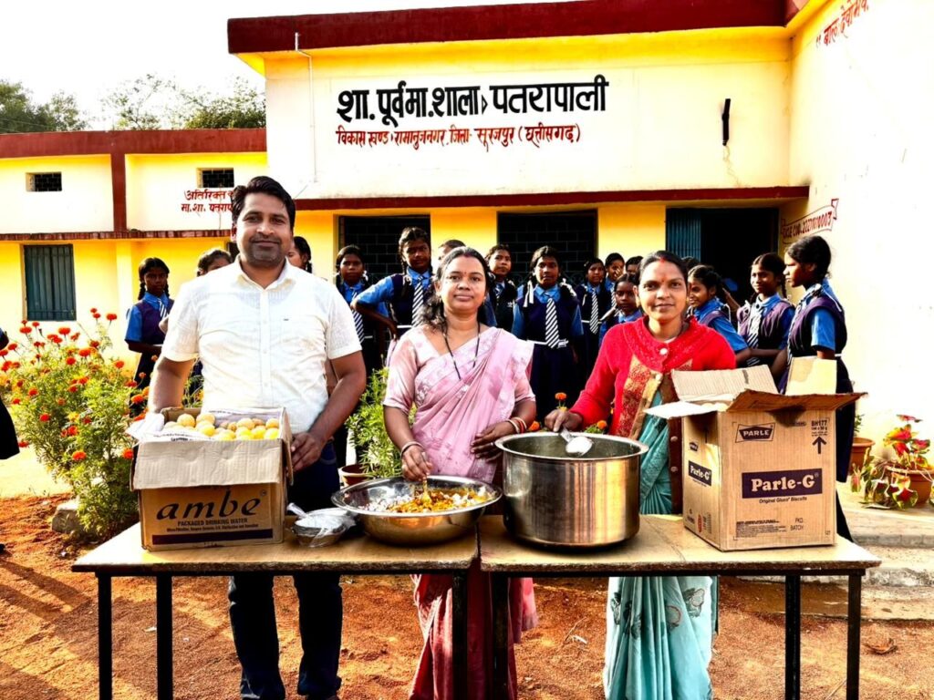 पतरापाली में शिक्षकों ने बच्चों के लिए लगाया पानीपुरी का इंस्टॉल। 1 img 20241115 wa04033906709868003277342