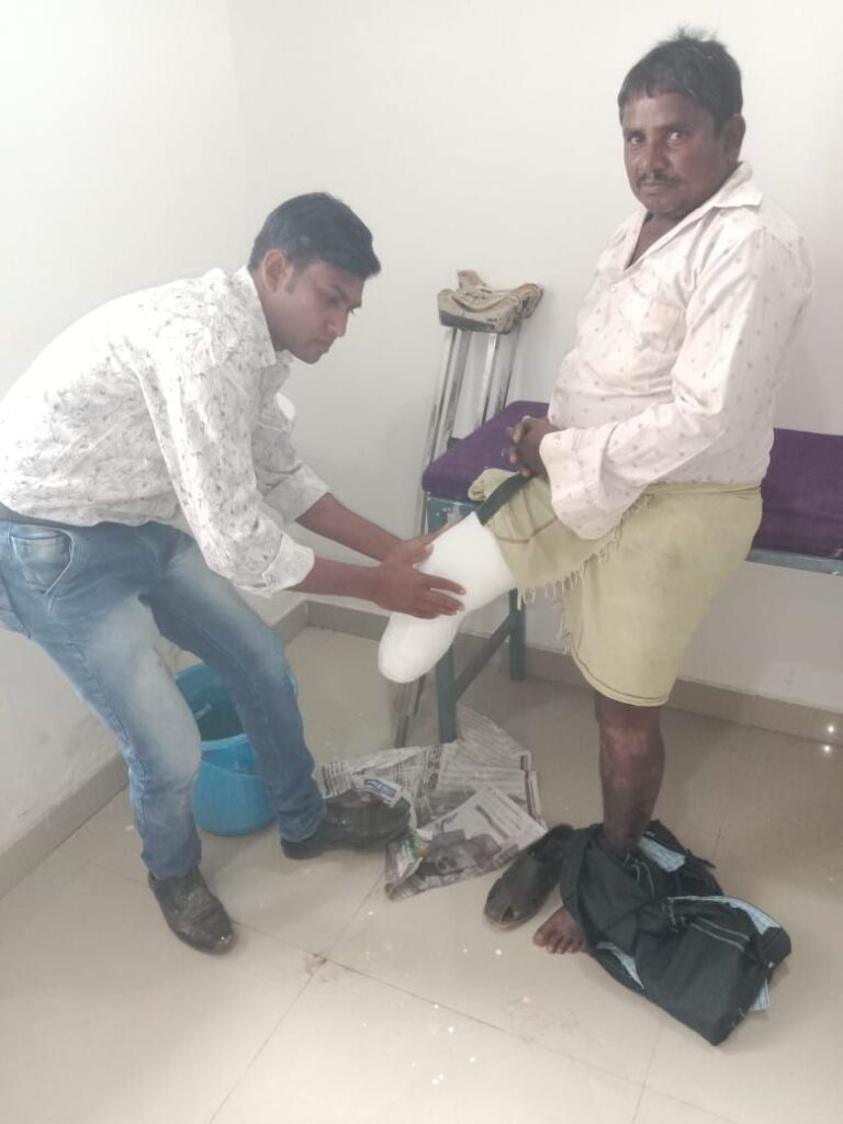 कलेक्टर ने जनदर्शन में दिव्यांगों को बांटे गए सहायक उपकरण,सुनी आमजनों की समस्याएं 7 img 20241119 wa00547870169567739945029