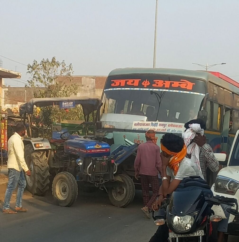ट्रैक्टर और बस के बीच भयंकर टक्कर 2 screenshot 20241124 163150 gallery5526427516046859408