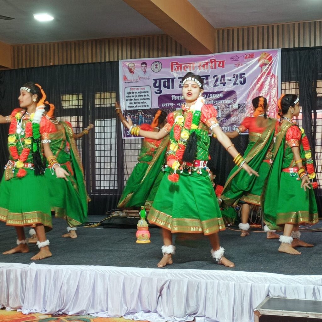जिला स्तरीय युवा उत्सव में 500 युवाओं ने किया प्रतिभा प्रदर्शन 2 img 20241215 wa00225034185030307632089