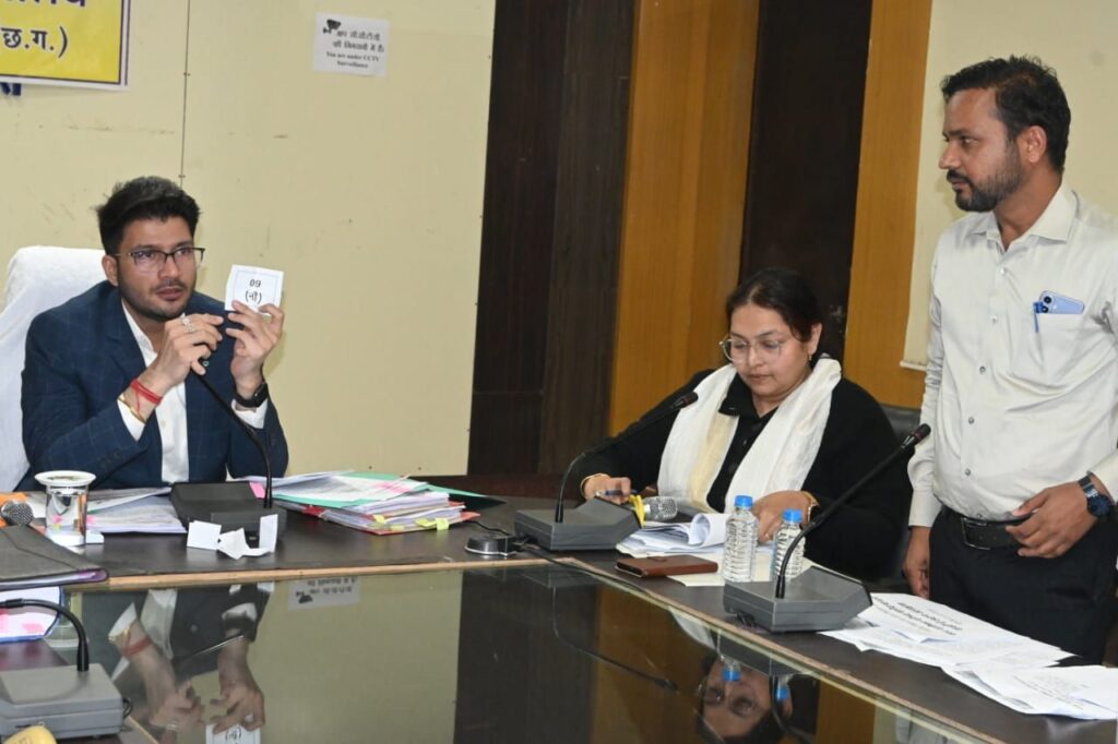 शांति पूर्ण तरीके से नगरीय निकायों के वार्डो की आरक्षण लॉटरी प्रकिया से हुई पूरी। 2 img 20241220 wa00161616854389233304629