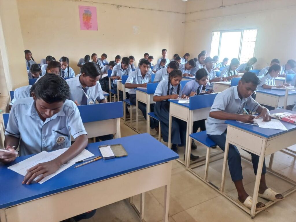 शासकीय हाईस्कूल और हायर सेकेंडरी विद्यालयों में कक्षा 10वीं और 12वीं के बोर्ड परीक्षा के लिए मॉक टेस्ट लिया जा रहा है। 1 img 20250106 wa04941495374942989317364
