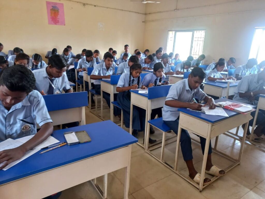 शासकीय हाईस्कूल और हायर सेकेंडरी विद्यालयों में कक्षा 10वीं और 12वीं के बोर्ड परीक्षा के लिए मॉक टेस्ट लिया जा रहा है। 2 img 20250106 wa04958588610388064877088