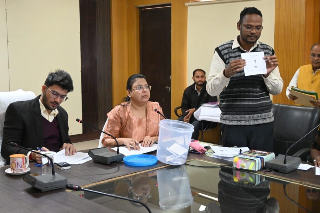 त्रिस्तरीय पंचायत आम निर्वाचन हेतु प्रवर्गवार आरक्षण की कार्यवाही शांतिपूर्ण सम्पन्न। 2 img 20250108 wa00207470236377262593074