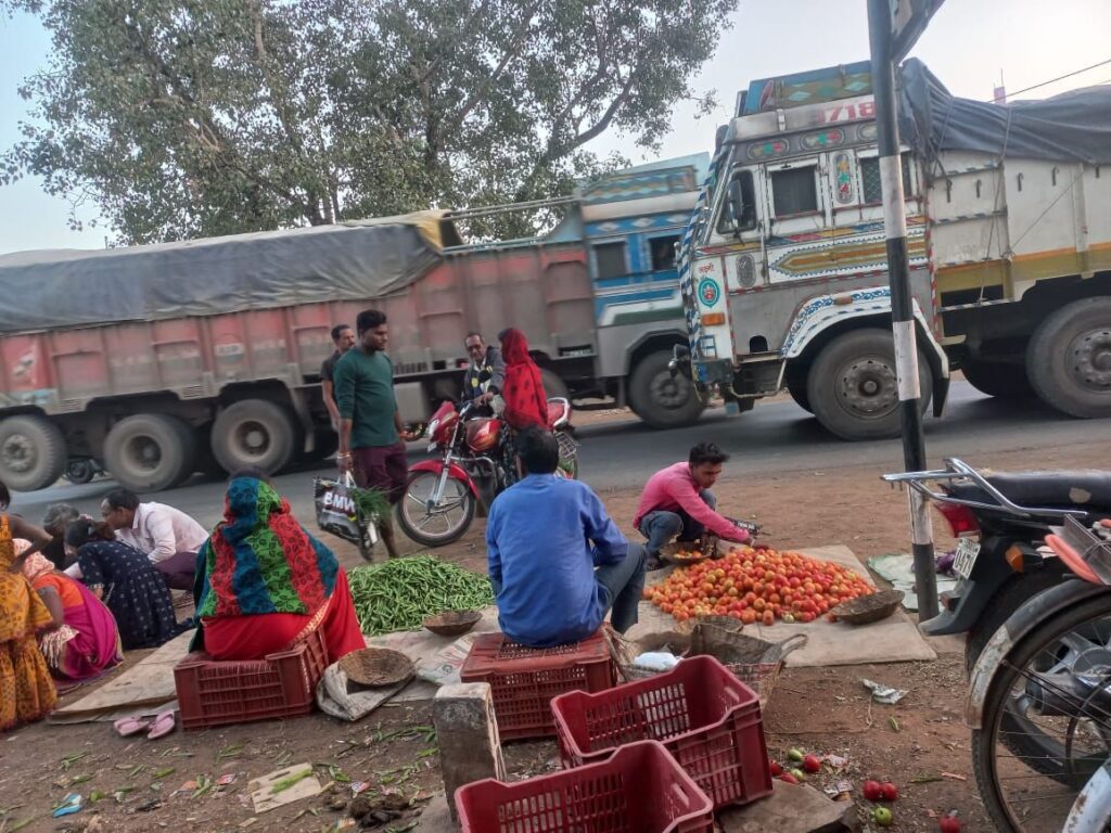अनदेखी हादसे को दे रही बुलावा मुख्य मार्ग मे बाजार लगने से राहगीर परेशान 2 img 20250120 wa033035226831191149615