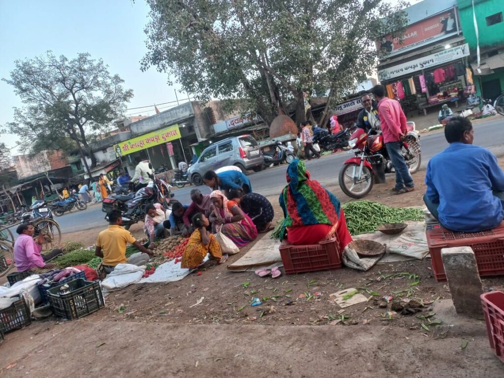 अनदेखी हादसे को दे रही बुलावा मुख्य मार्ग मे बाजार लगने से राहगीर परेशान 1 img 20250120 wa03314648003555470660822