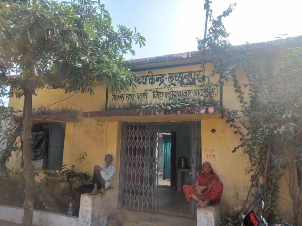 प्राथमिक स्वास्थ्य केंद्र लछनपुर मे वार्ड बॉय दे राहा दवाई 2 img 20250121 wa02254014411727354409524
