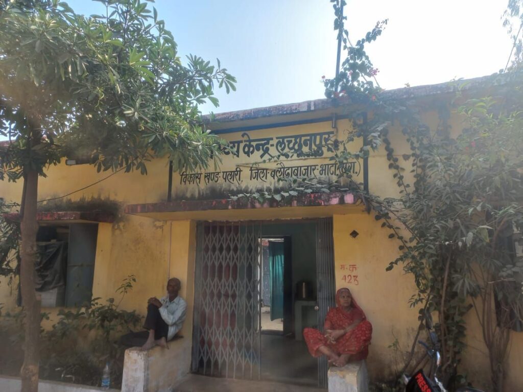 प्राथमिक स्वास्थ्य केंद्र लछनपुर मे वार्ड बॉय दे राहा दवाई 1 img 20250121 wa02264611841253358451158