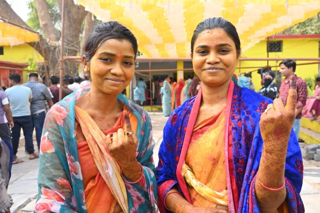 हल्दी लगे हाथों के साथ सगी बहनो ने निभाया कर्तव्य, गृहस्थ जीवन में प्रवेश से पहले किया मतदान<br> 1 img 20250220 wa03182328380362233546408