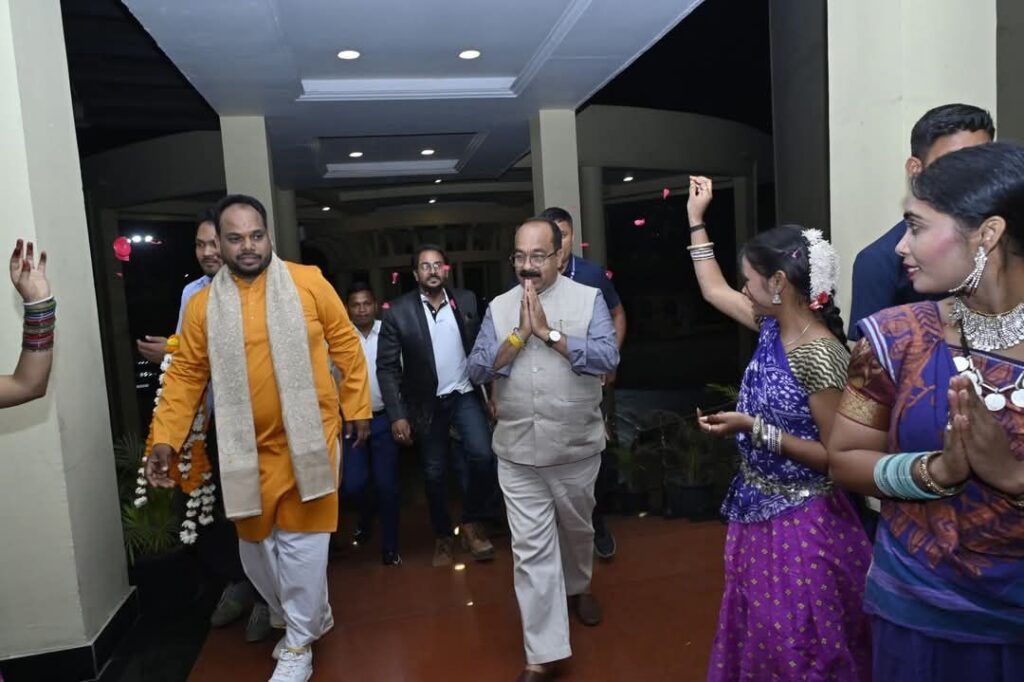 महाशिवरात्रि के पावन अवसर पर पंडित दीनदयाल ऑडिटोरियम रायपुर में चिन्हारी फिल्म फेयर अवार्ड का आयोजन हुआ जिसमें शामिल हुए :अरुण साव। 2 img 20250227 wa01984186915750936337420