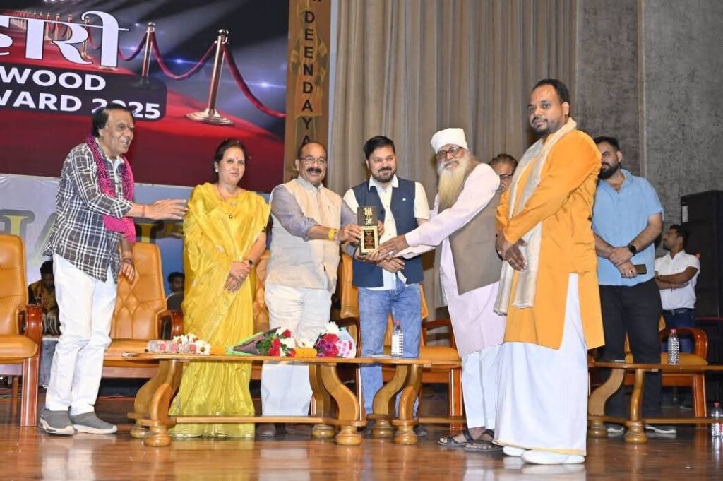 महाशिवरात्रि के पावन अवसर पर पंडित दीनदयाल ऑडिटोरियम रायपुर में चिन्हारी फिल्म फेयर अवार्ड का आयोजन हुआ जिसमें शामिल हुए :अरुण साव। 1 img 20250227 wa01993170097570650342730