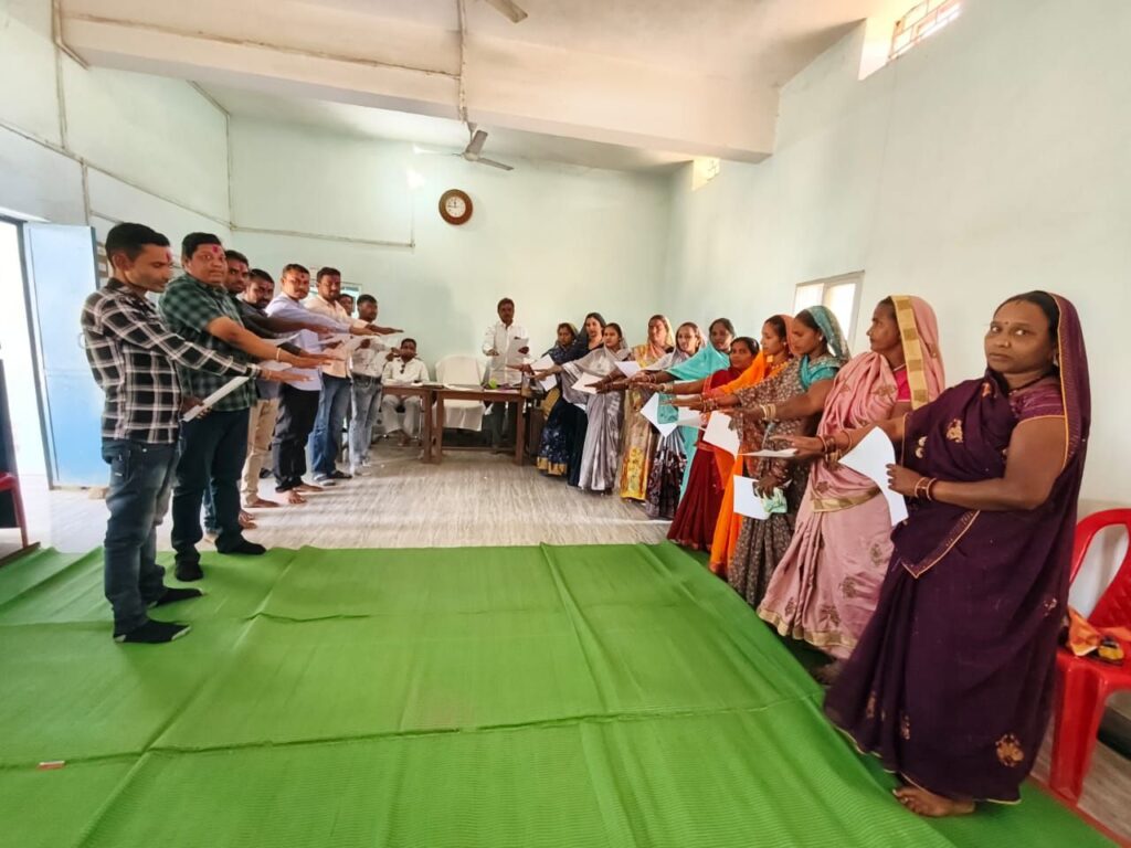 लाहोद में नवनिर्वाचित सरपंच किशोर साहू एवं पंचों ने ली शपथ<br>संवाददाता विजय सेन 2 img 20250308 wa01704004330655962969259