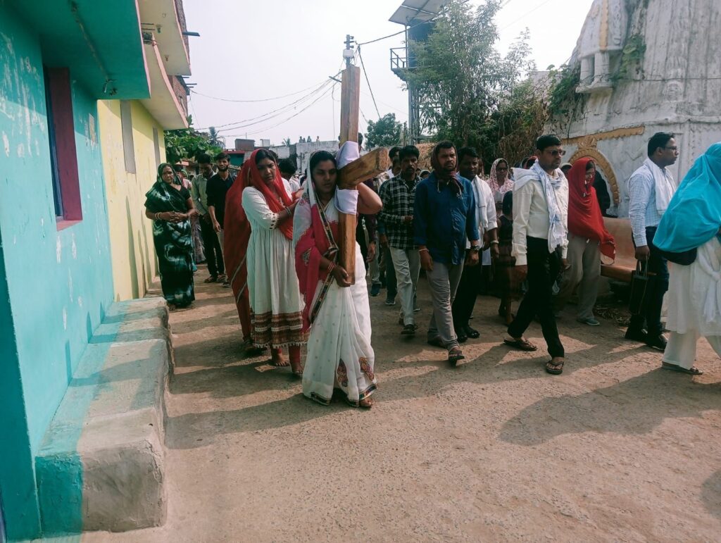 कैथोलिक चर्च लवन में पुण्य शुक्रवार अर्थात गुड फ्राइडे पर रैली निकाली। 3 img 20250418 wa02625141282568486856300