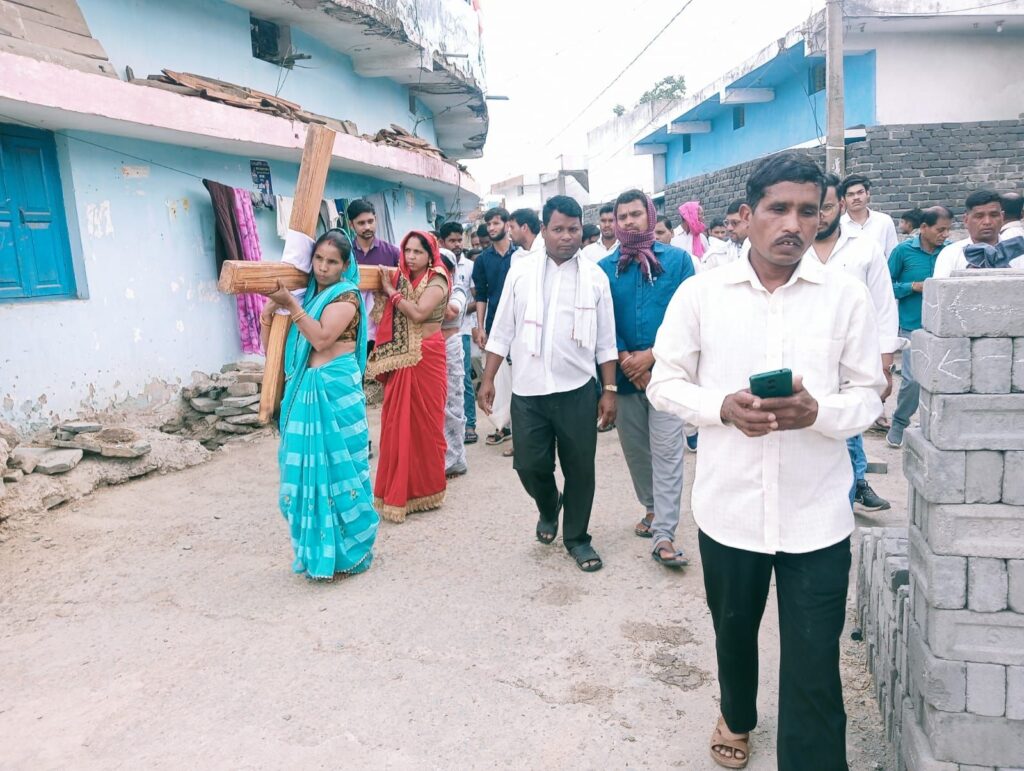 कैथोलिक चर्च लवन में पुण्य शुक्रवार अर्थात गुड फ्राइडे पर रैली निकाली। 2 img 20250418 wa02631871316666284107340