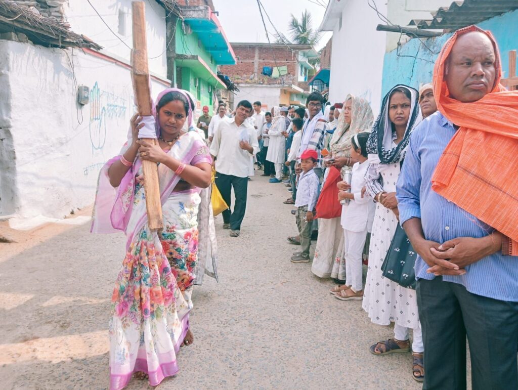 कैथोलिक चर्च लवन में पुण्य शुक्रवार अर्थात गुड फ्राइडे पर रैली निकाली। 1 img 20250418 wa02646947400340812604310