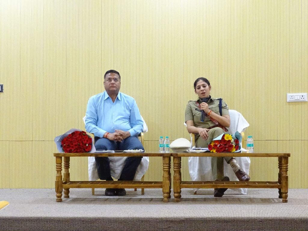 भावना गुप्ता (भापुसे) ने किया पुलिस अधीक्षक जिला बलौदाबाजार-भाटापारा का पदभार ग्रहण। <br> 2 img 20250422 wa03537966330837138713422
