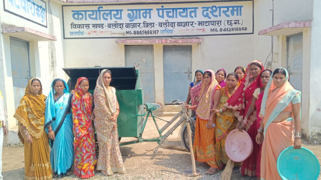 मोर गांव-स्वच्छ गांव के तहत सरपंच सहित ग्रामीणों ने की नालियों की साफ सफाई । 1 img 20250515 wa00328963421817893089386
