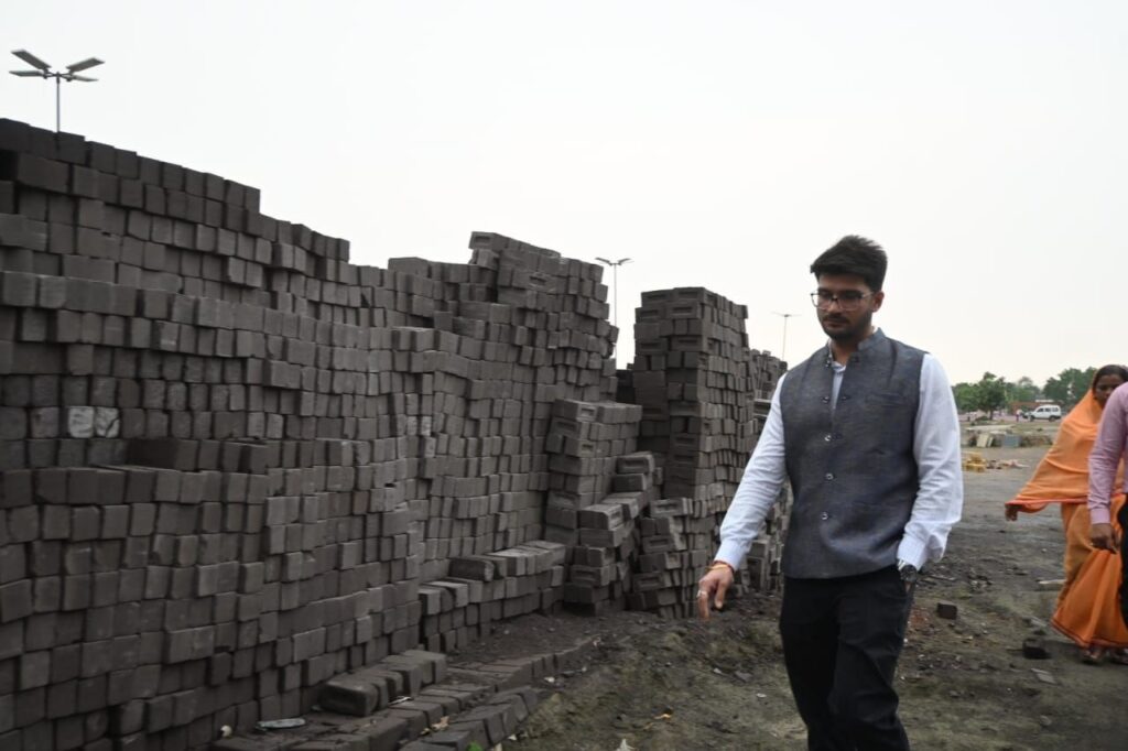 कलेक्टर ने गुडेलिया मे आजीविका गतिविधियों का किया निरीक्षण। 5 img 20250527 wa03383883603822263297742