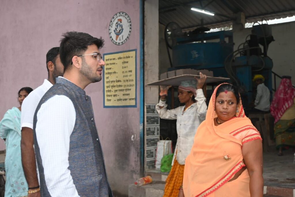 कलेक्टर ने गुडेलिया मे आजीविका गतिविधियों का किया निरीक्षण। 3 img 20250527 wa03393112818202890839806