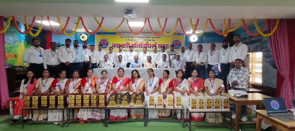 राष्ट्रीय नवाचारी शिक्षा रत्न सम्मान सह राष्ट्रीय शैक्षिक संप्रवाह 2024-25 का हुआ भव्य आयोजन 2 img 20250530 wa03148827420396900474428