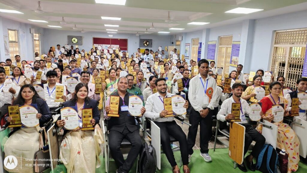 राष्ट्रीय नवाचारी शिक्षा रत्न सम्मान सह राष्ट्रीय शैक्षिक संप्रवाह 2024-25 का हुआ भव्य आयोजन 3 img 20250530 wa03169160300793163432081
